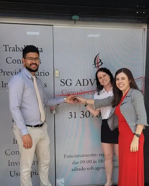 Fachada de vidro da unidade com o letreiro SG Advocacia