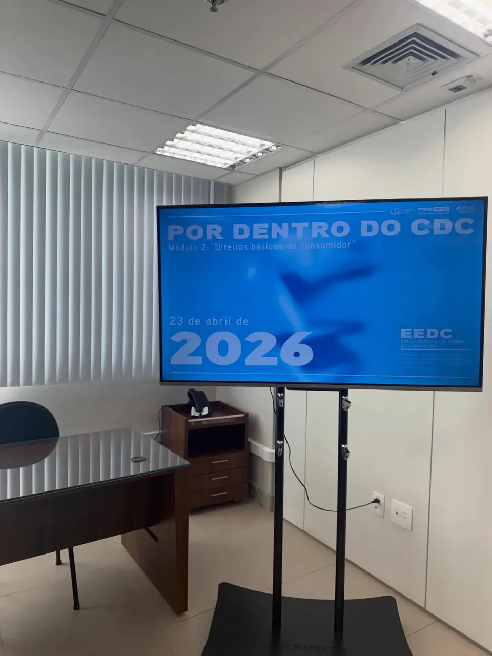 Treinamento sobre o Código de Defesa do Consumidor em sala com telão